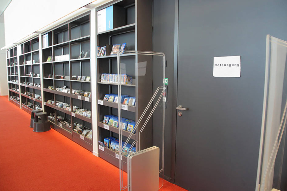 In der Bibliothek hängen noch etliche provisorische Zettel zur besseren
Orientierung aus.