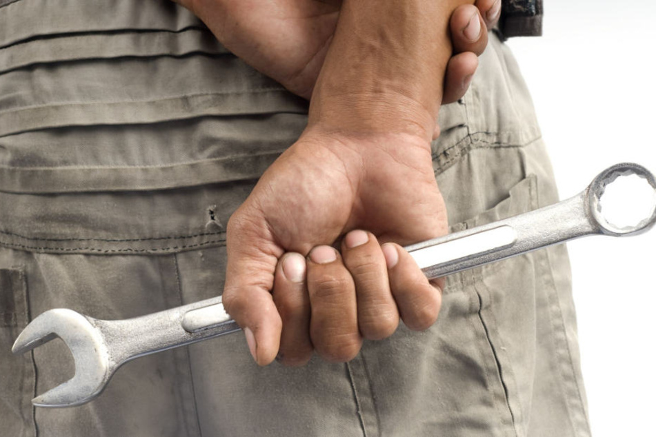 Im Streit hat der jüngere der beiden Männer zu einem Werkzeug gegriffen. (Symbolbild)