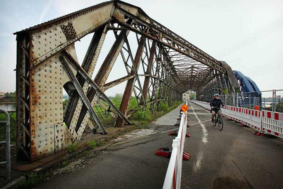 Teile der Brücke am Alberthafen sind bereits abgesperrt.