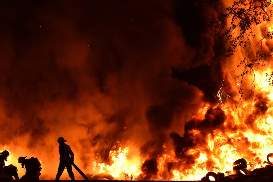 Warum die Lagerhalle samt Werkstatt am Abend Feuer fing, ist bisher noch ungeklärt. (Symbolbild)