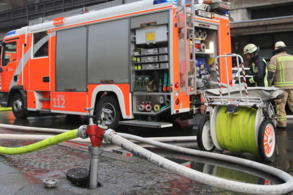 Einer der Feuerwehrmänner erlitt eine Rauvergiftung (Symbolfoto).