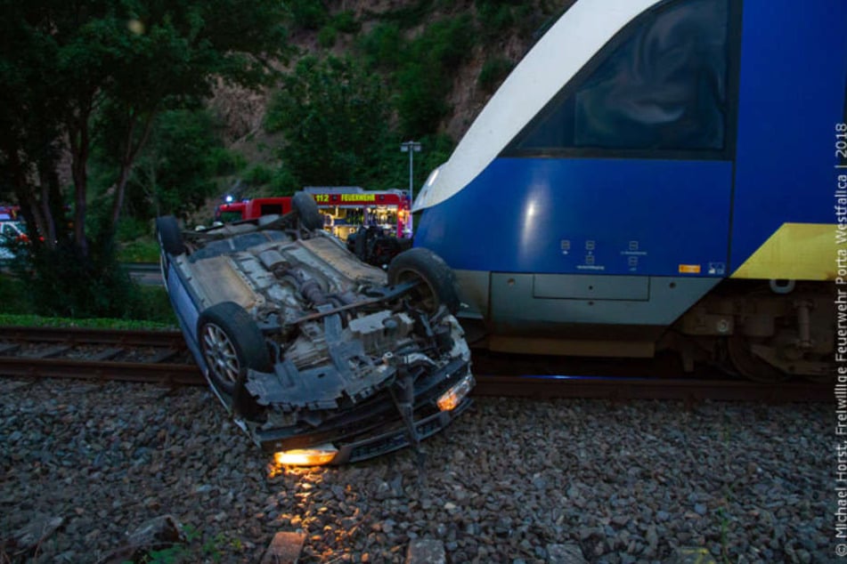 Das Auto landete auf dem Dach und blieb auf dem Bahnübergang liegen.