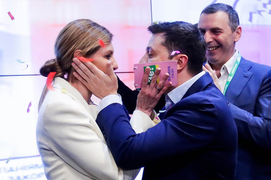 Wolodymyr Selenskyj und seine Frau Olena Selenska gratulieren sich gegenseitig im Hauptquartier.