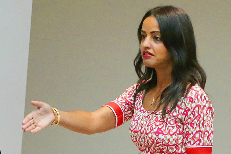 Mit einem Tweet nach den Ausschreitungen in Chemnitz stößt Berlins Staatssekretärin Sawsan Chebli (SPD) auch auf Kritik.
