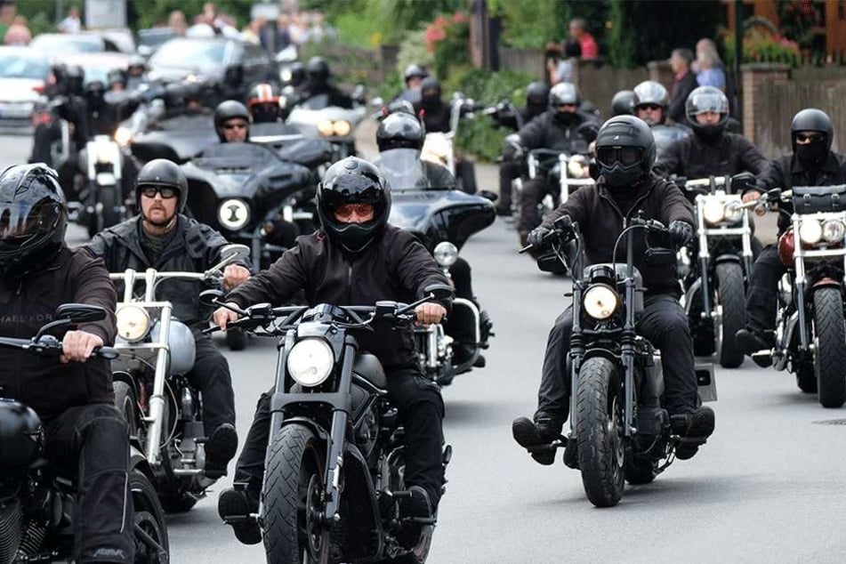 Eine Motorrad-Eskorte begleitet nach der kirchlichen Trauung des Hells Angels Chefs Hanebuth die Limousine des Brautpaars durch den Ort Bissendorf.