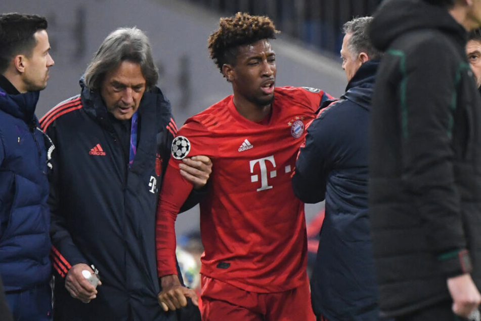 Kingsley Coman (M) vom FC Bayern wird von Mannschaftsarzt Hans-Wilhelm Müller-Wohlfahrt (2.v.l) verletzt vom Platz geführt.