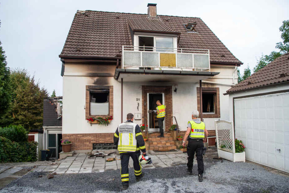 Einsatzkräfte untersuchen den Tatort in Wuppertal.