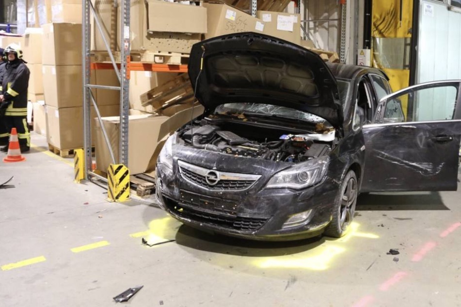 Das Auto fuhr gegen Tore und Maschinen.