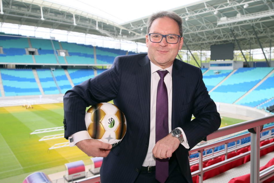 Der Präsident des Sächsischen Fußballverbands, Hermann Winkler, fordert Stadion-Leinwände für Zuschauer, falls es zum Videobeweis kommt.