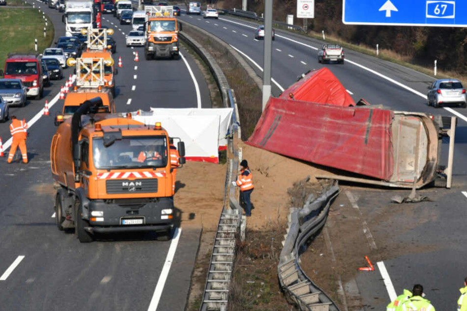 Die Ladung verteilte sich über zwei Fahrbahnen (Symbolfoto).