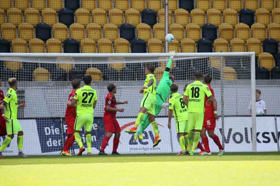 Johannes Brinkies mit einer schönen Parade, trotzdem musste der FSV-Keeper dreimal hinter sich greifen.