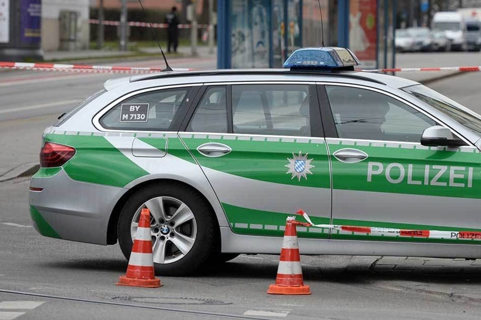 Der zu gedröhnte Opel-Fahrer knallte in ein Polizeiauto (Symbolbild).