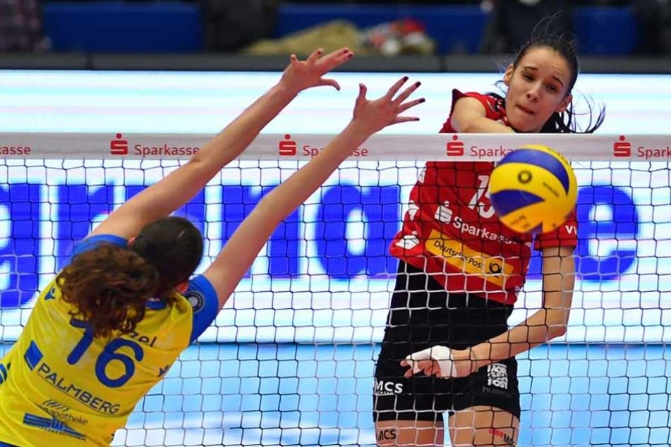 Ivana Mrdak (r.) machte fünf Blockpunkte und avancierte mit insgesamt 18 Punkten zur Dresdner Topscorerin.