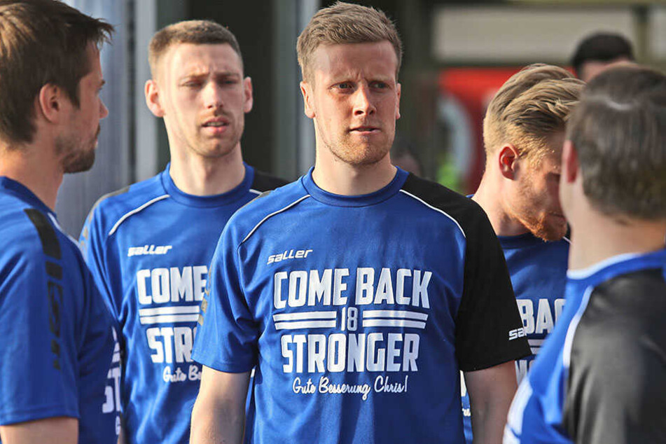 Schöne Geste: Die Mannschaft wärmte sich in "Come back stronger"-Shirts für den verletzten Nöthe auf.