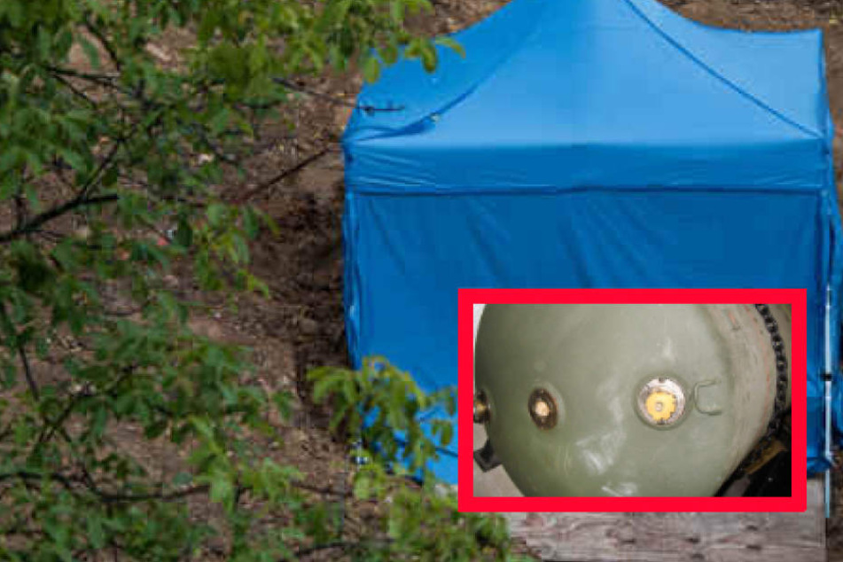 Verhüllt von blauen Planen liegt die Fliegerbombe in einer Baugrube im Frankfurter Westend.