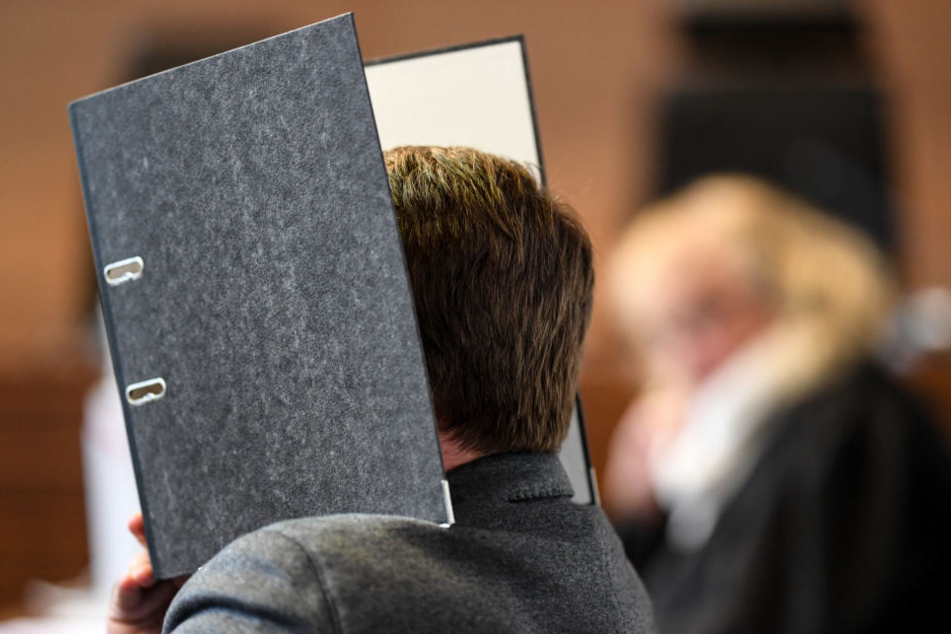 Der wegen Kindesmissbrauchs Angeklagte Knut S. wird von einem Justizbeamten in einen Saal des Landgerichts geführt. Heute wird über ihn das Urteil gesprochen.