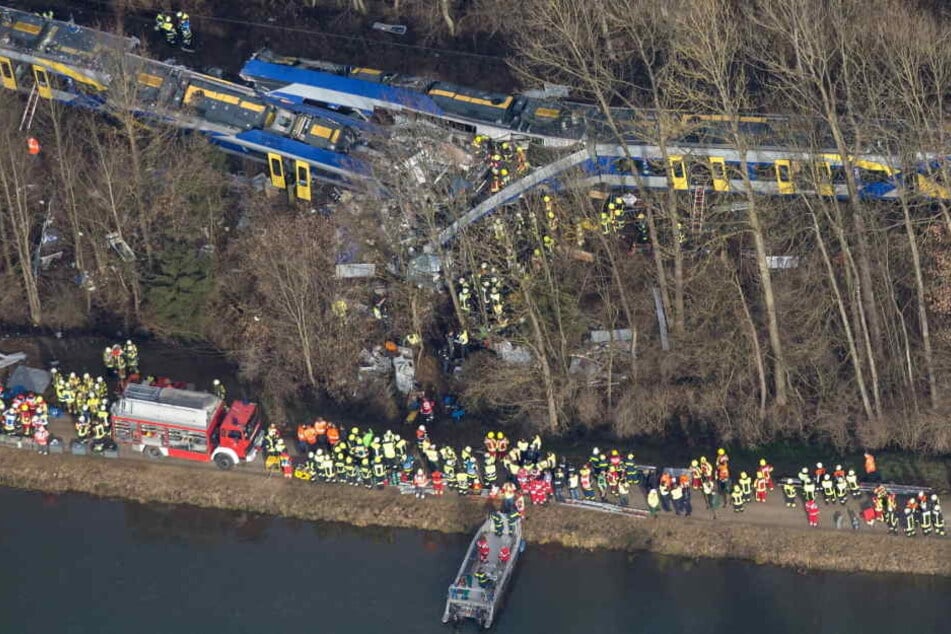 Nach dem verheerenden Zugunglück von Bad Aibling mit zwölf Toten ist der Fahrdienstleiter zu dreieinhalb Jahren Haft verurteilt worden.