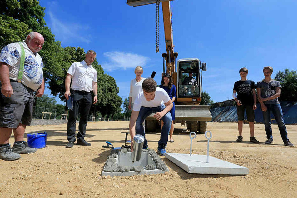 Am Mittwoch wurde der Grundstein für die neue Turnhalle gelegt.