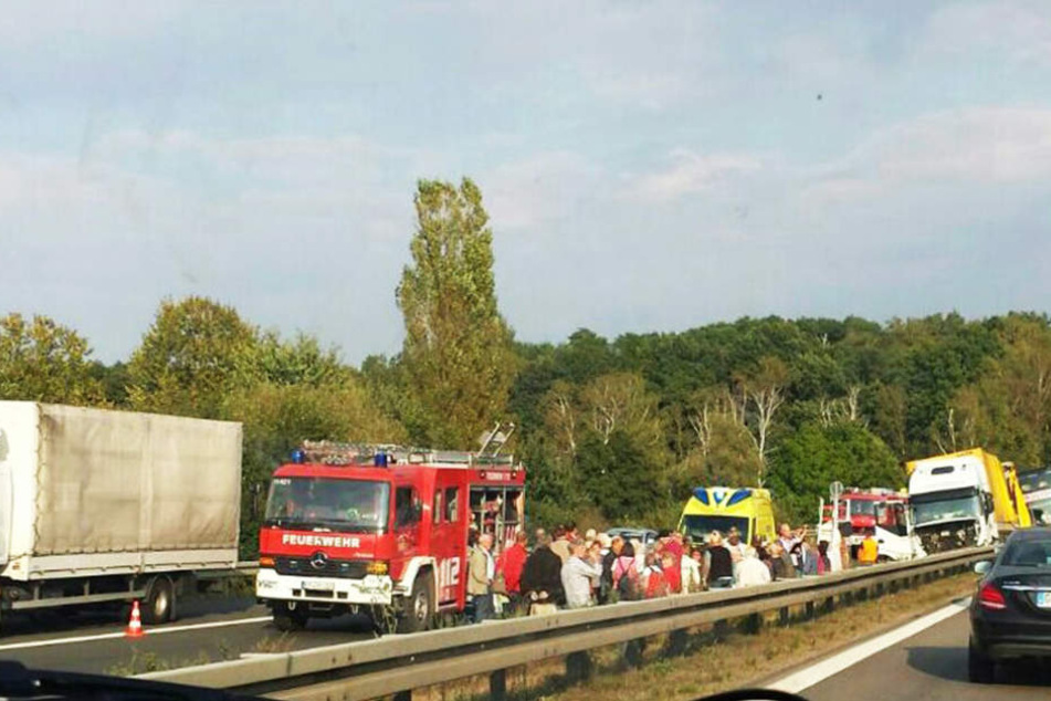Die Reisepassagiere standen geschockt auf der Autobahn.