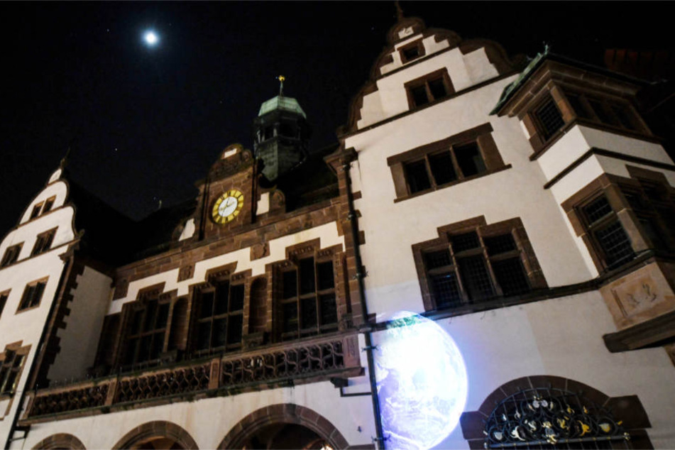 Auf die Fassade des Freiburger Rathauses wurde eine Weltkugel gestrahlt.