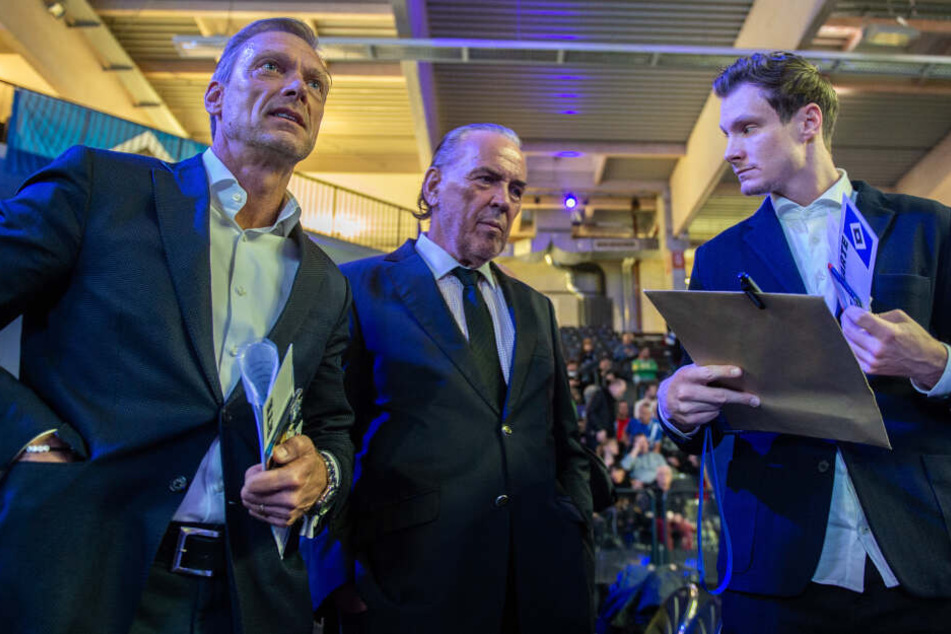 Ralph Hartmann, Jürgen Hunke und Marcell Jansen, Bewerber um das Präsidentschaftsamt des HSV, warteten scheinbar recht angespannt auf den Beginn der Versammlung zur Wahl des neuen Präsidenten.