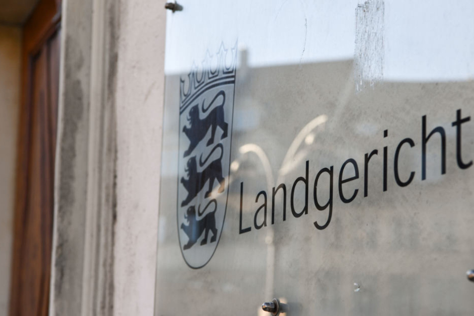 Eine 17-jährige Muslimin wurde niedergestochen: Bruder und Ehemann müssen sich von diesem Montag an vor dem Landgericht in Ravensburg verantworten.