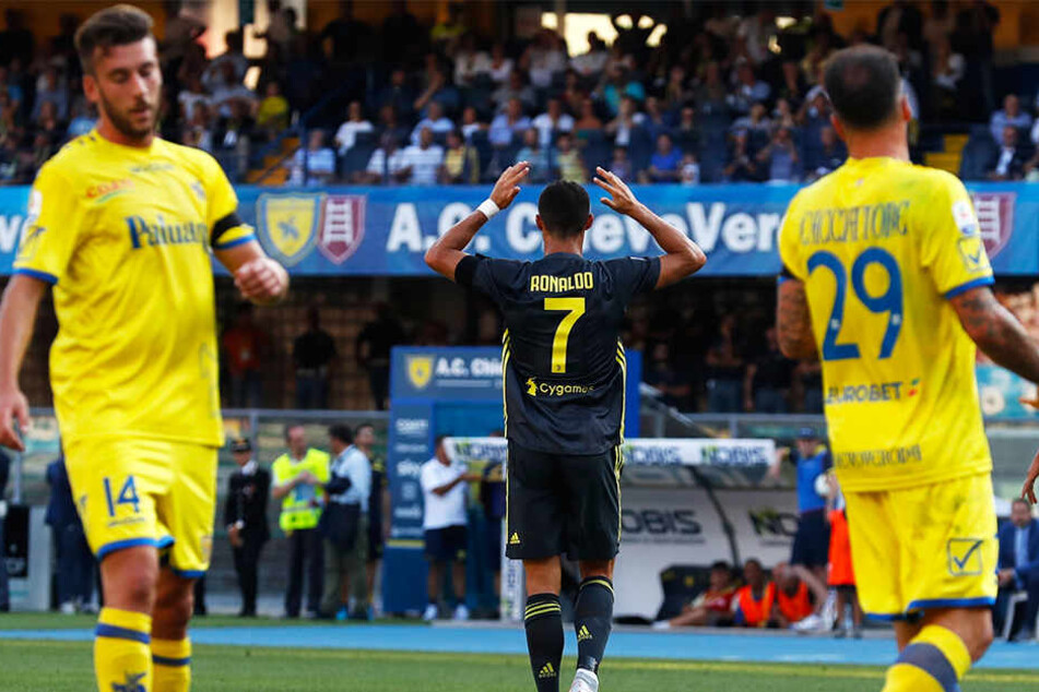 Der italienische Erstligist Chievo Verona (gelbe Trikots) will gegen die Strafe Berufung einlegen.