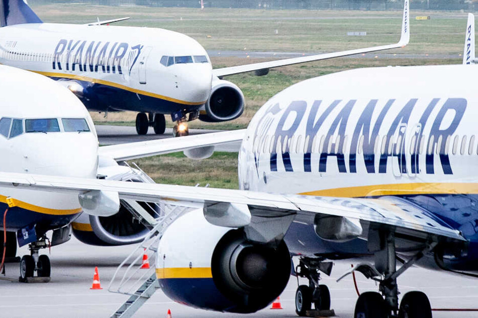 Flugzeuge der irischen Airline Ryanair stehen am 12. September auf dem Vorfeld eines Flughafens.