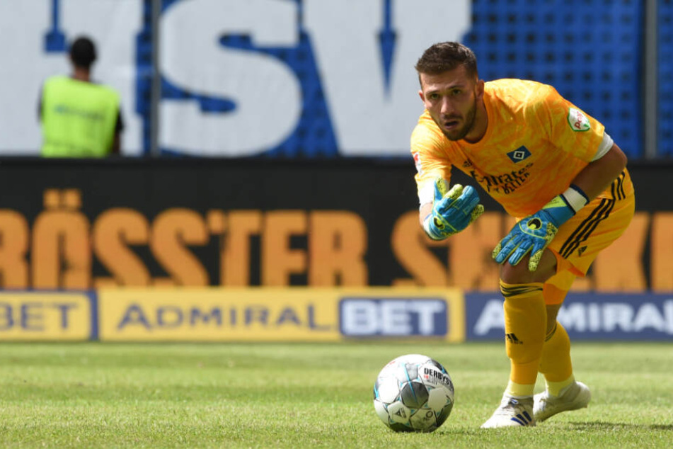 HSV-Torwart Daniel Heuer Fernandes rollt den Ball zu einem Mitspieler.