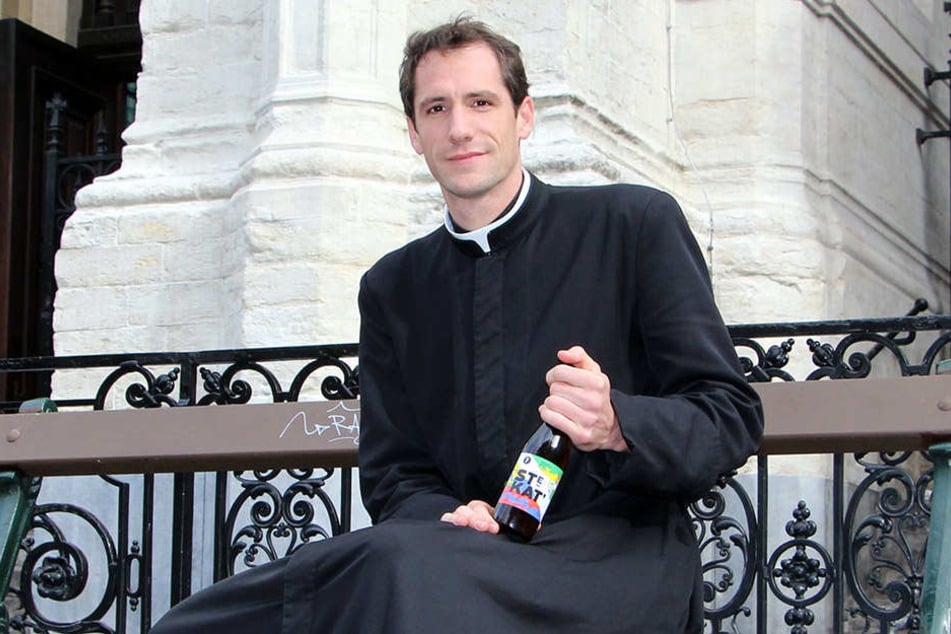 50.000 Flaschen Bier hat der Pfarrer brauen lassen. Vom Erlös will er die neu-gotische Kirche renovieren lassen.