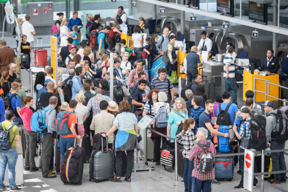 Viele Menschen planen in Bayern zudem eine Urlaubsreise mit dem Flugzeug. (Symbolbild)