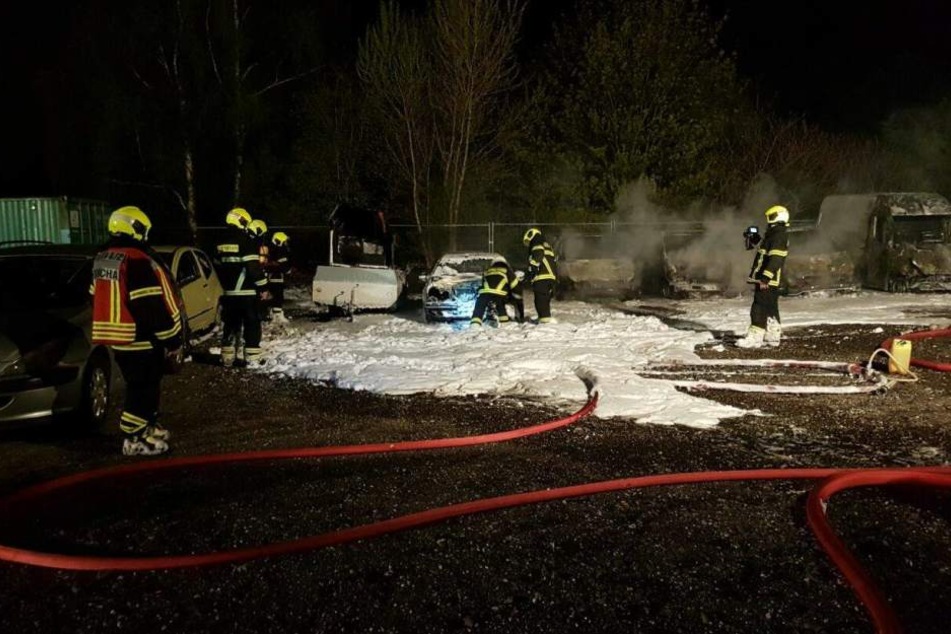 Die Feuerwehrmänner aus Taucha löschten mit Schaum den Brandherd.