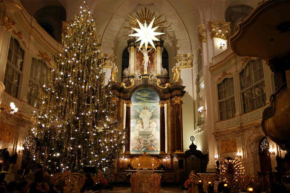 Die mitteldeutschen Kirchen rechnen an Heiligabend mit gut einer halben Million Besuchern. (Im Bild: St. Michaelis in Hamburg)