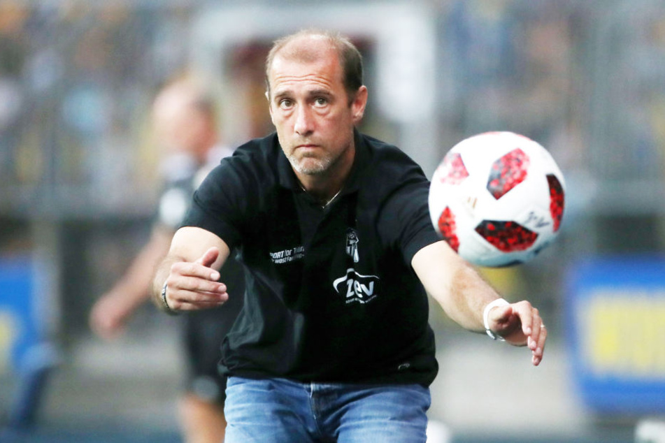 Den Ball immer im Blick: FSV-Coach Joe Enochs will das Spielgerät am Samstag häufig an den Füßen seiner Jungs sehen - und im gegnerischen Tor.