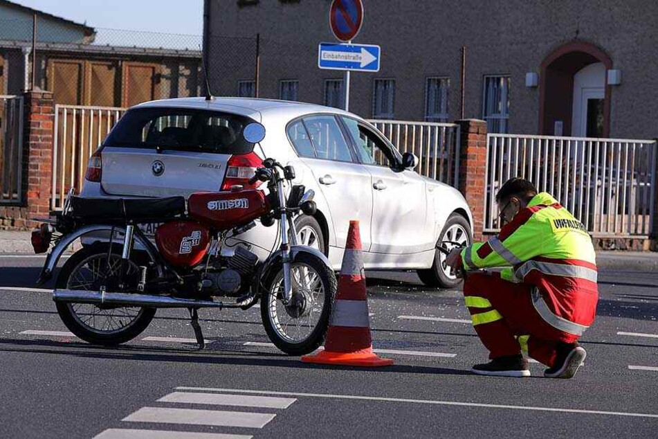 Ein Mitarbeiter der Unfallforschung macht Aufnahmen von der Unfallstelle.