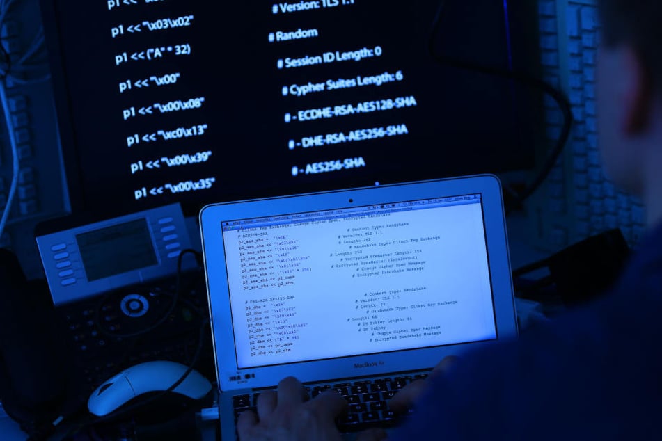Rechner mit Computer-Quellcode auf dem Bildschirm.