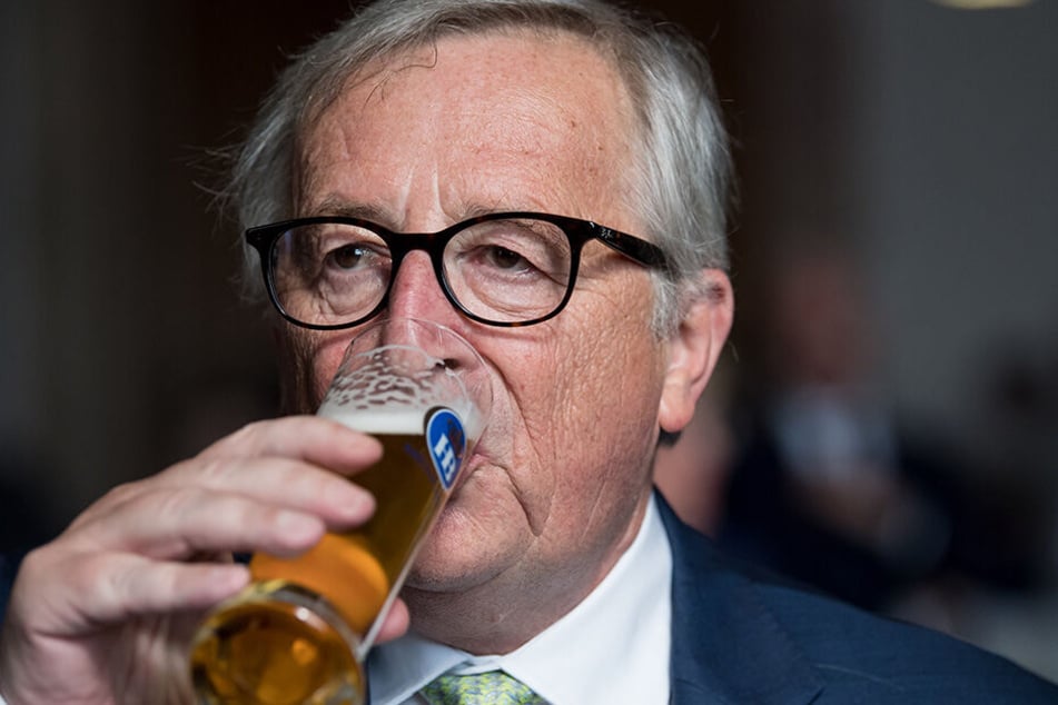 Jean-Claude Juncker (64) trinkt nach einer Rede im bayerischen Landtag ein Bier (Archivbild).