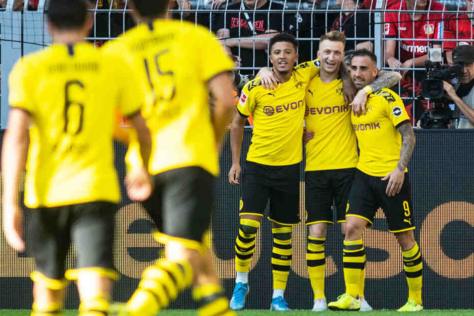 Jubel über die Vorentscheidung: Torschütze Marco Reus (Zweiter von rechts) freut sich mit Vorbereiter Jadon Sancho (M.) und Paco Alcacer (r.).