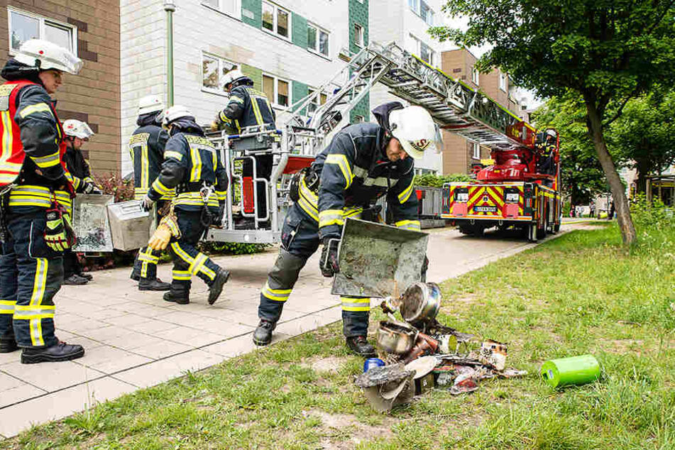 Töpfe und andere Gegenstände mussten aus der verbrannten Küche geholt werden.