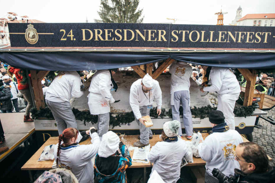Der weiße Riese vom Vorjahr fand unter den Striezelmarkt-Besuchern reißenden Absatz. Die Bäcker hatten alle Hände voll zu tun.