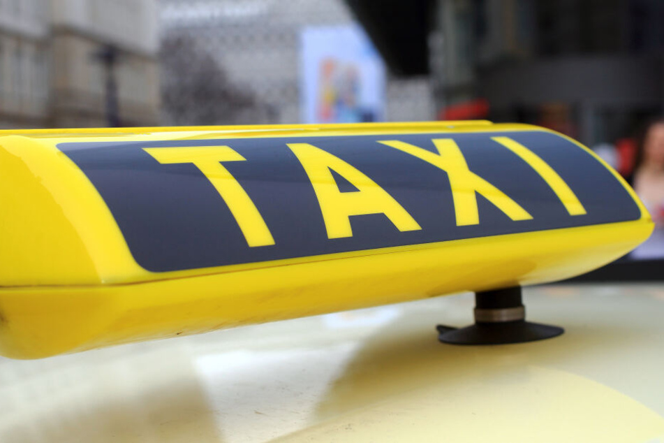 Taxi kracht gegen Straßenbahn: Vier Verletzte in Düsseldorf