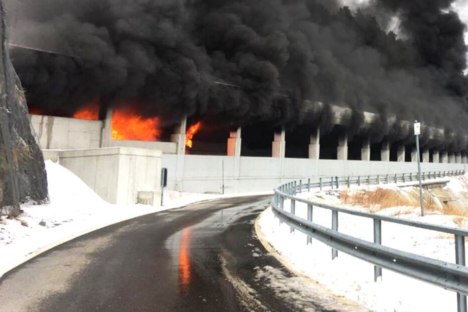 Nach dem Feuer musste die Passtraße gesperrt werden.