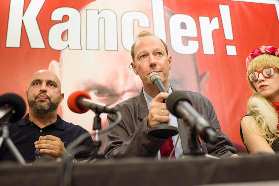 "Die PARTEI": Spitzenkandidat Serdar Somuncu (v.l.), Vorsitzender der Partei, Martin Sonneborn und Natascha.