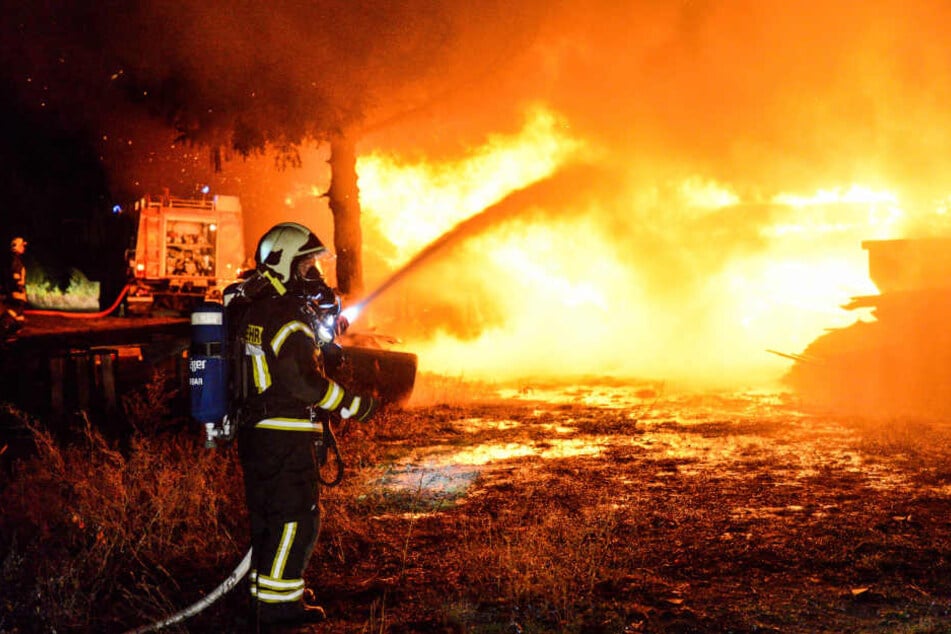 Eine Scheune im brandenburgischen Lehnin hat am Dienstagabend Feuer gefangen.