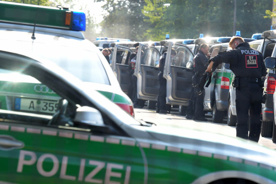 Einsatzkräfte der Polizei durchsuchten zwei Häuser der Gemeinschaftsunterkunft der Flüchtlinge.