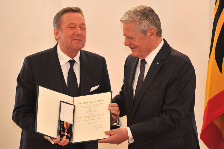 Roland Kaiser (64, li.) wurde von Joachim Gauck (76) mit dem Bundesverdienstkreuz geehrt.