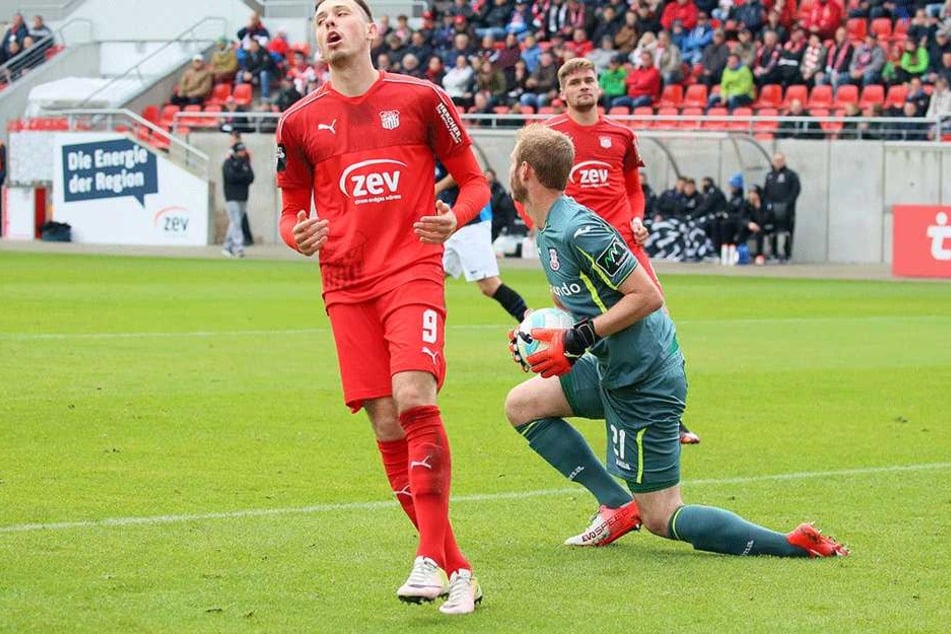 Marcel Bär ärgert sich über eine vergebene Chance gegen den FSV Frankfurt.
