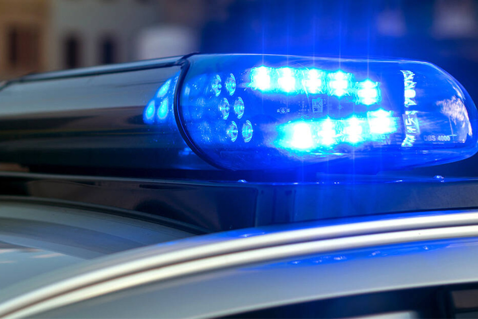 Polizisten (mit Sturmhauben und Maschinengewehren) waren am Montagabend in Dresden unterwegs (Symbolbild).
