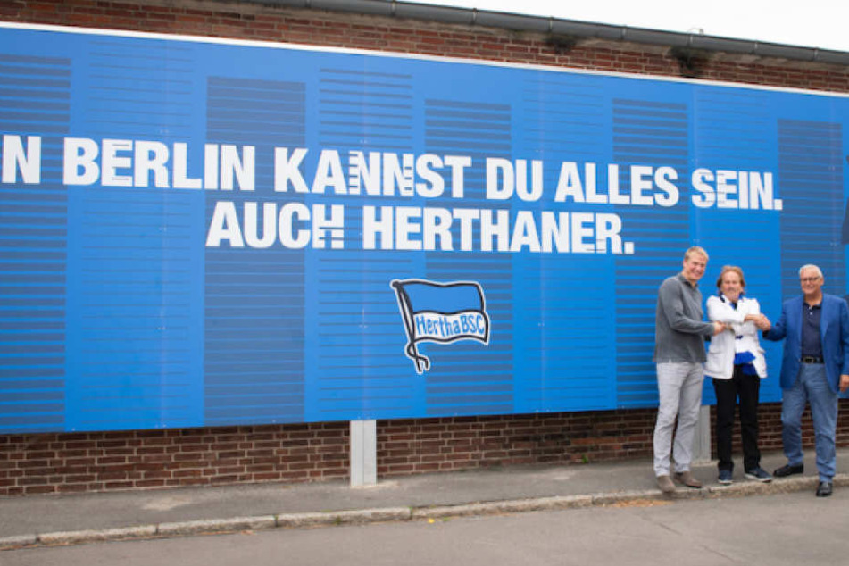 Händedruck unter Männern: Hertha-Boss Werner Gegenbauer, Sänger Frank Zander und Hertha-Kommunikationschef Paul Keuter (v. re.).