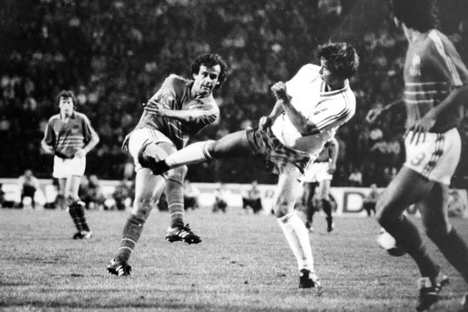 11. September 1986, Länderspiel DDR - Frankreich: Jörg Stübner (M.) versucht, einen Schuss von Michel Platini abzublocken. Die DDR gewann die Partie gegen den damals amtierenden Europameister mit 2:0.